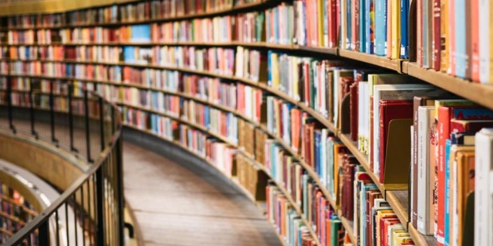 Buet rekke med bøker, som på et bibliotek.